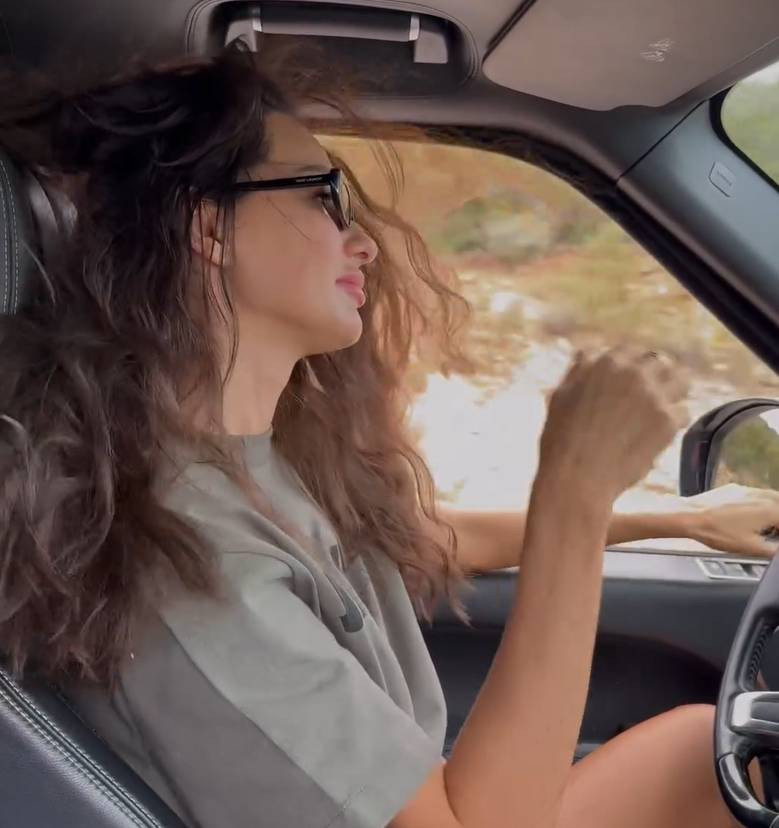 Tuncay Özilhan’ın gelini yol paylaşımı yaptı. Araba sürerken verdiği poz tık rekoru kırdı - Resim: 8